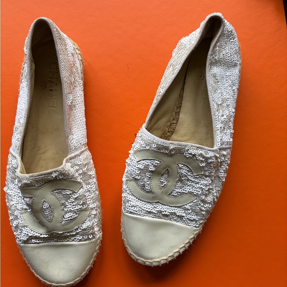 Authentic CHANEL White Sequin Espadrilles with Patent Leather Toe and C’s - Picture 3 of 6
